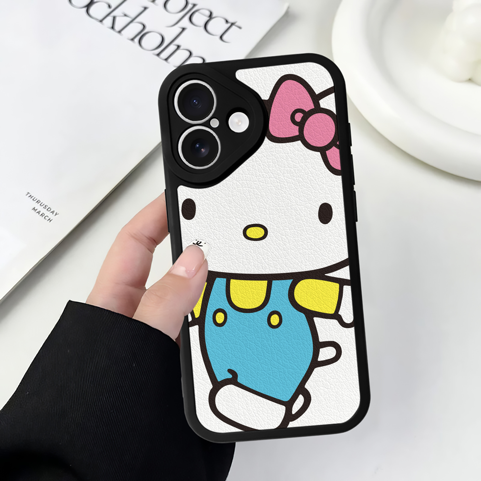 （画像用） Hello Kitty ハローキティ 【iPhone 16シリーズ対応】シリコンスマホケース（レザー調） 材質：シリコン